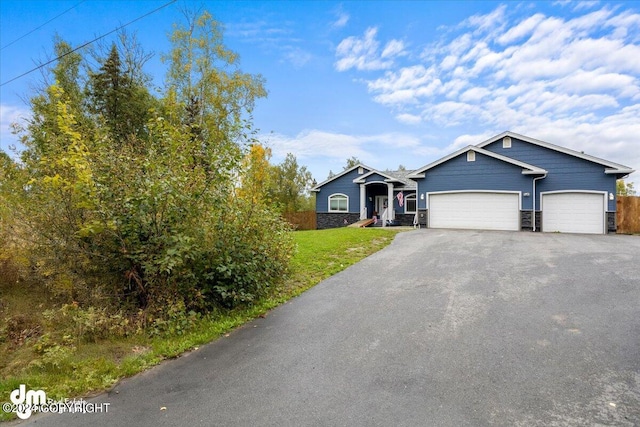 view of front facade featuring a garage and a front yard