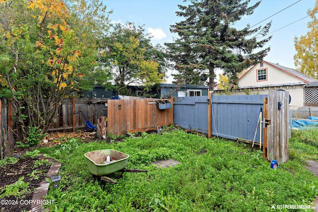 1324 Latouche St, Anchorage, AK 99501 - view of fenced backyard