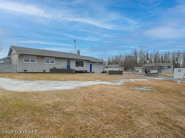 view of front of home featuring a front lawn and crawl space