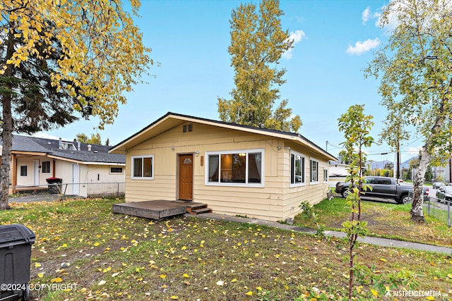 view of front of home featuring a front yard