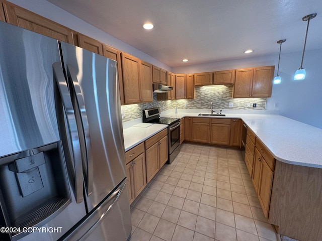 kitchen with hanging light fixtures, tasteful backsplash, kitchen peninsula, stainless steel appliances, and sink