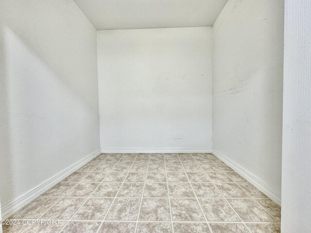 empty room featuring light tile patterned floors