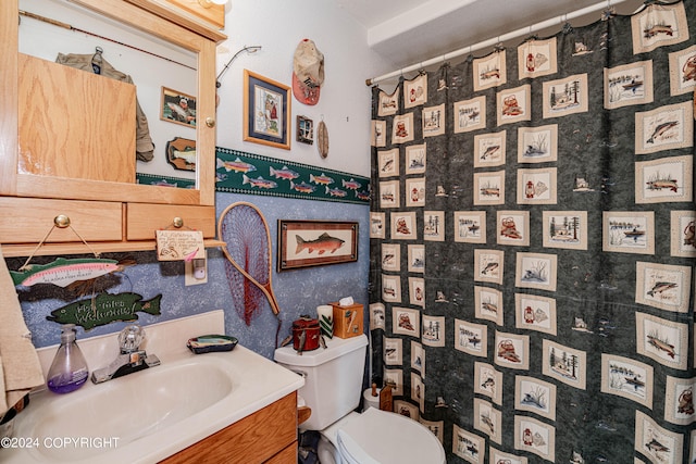 bathroom with a shower with curtain, vanity, and toilet