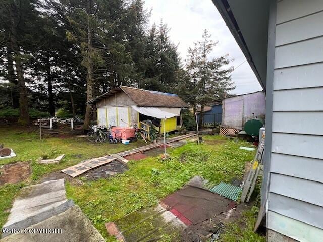 view of yard featuring a storage shed