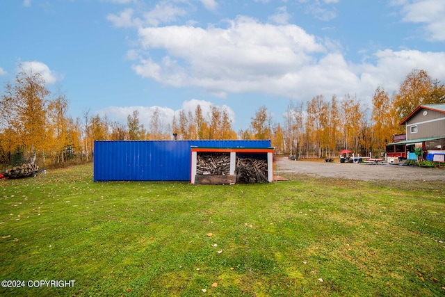 view of yard with an outbuilding