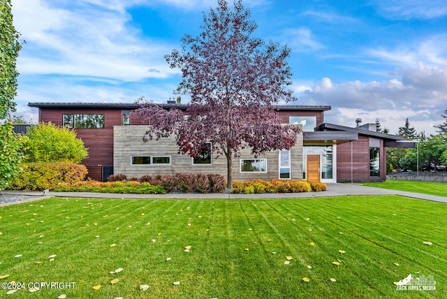 view of front facade featuring a front yard