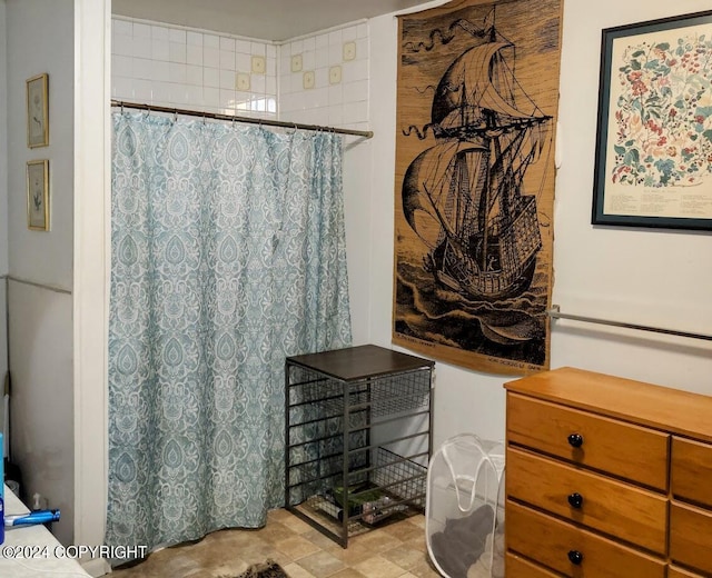 bathroom featuring a shower with shower curtain