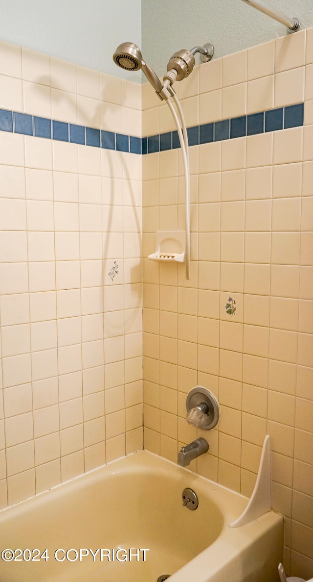 bathroom with tiled shower / bath