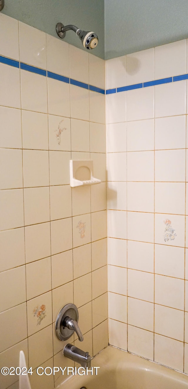 bathroom with tiled shower / bath combo