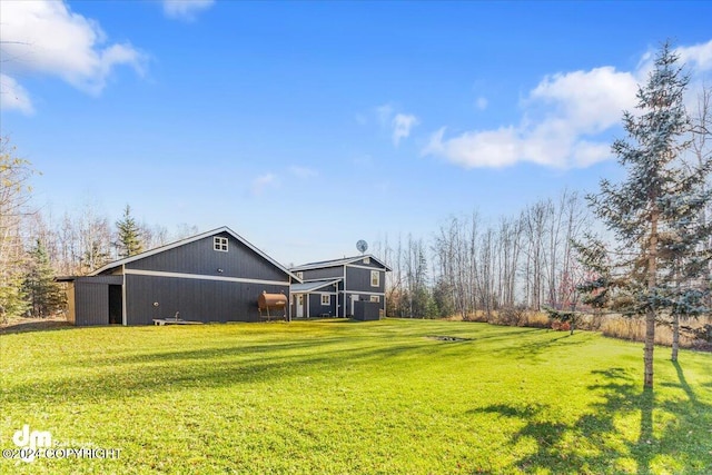 view of yard with an outbuilding