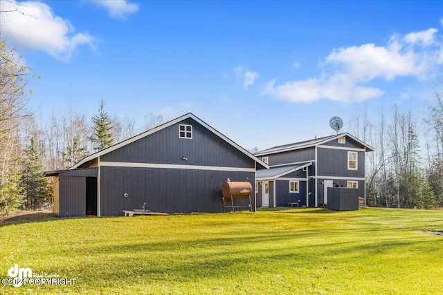 back of house featuring a yard