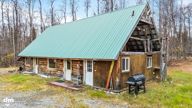 view of front of property with an outdoor structure