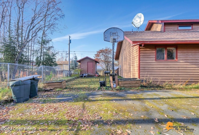 view of yard featuring a storage shed