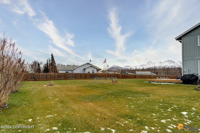 view of yard featuring a mountain view