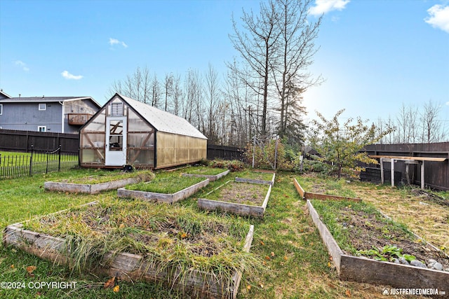 view of yard featuring an outdoor structure