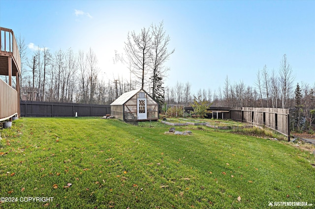 view of yard with a storage shed