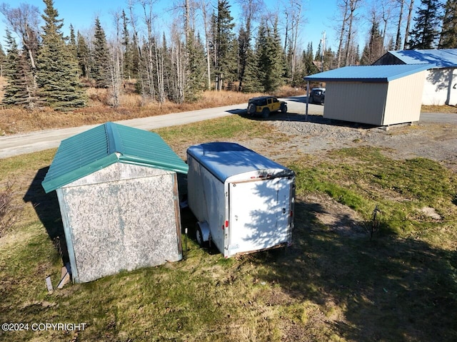 view of yard with a storage shed