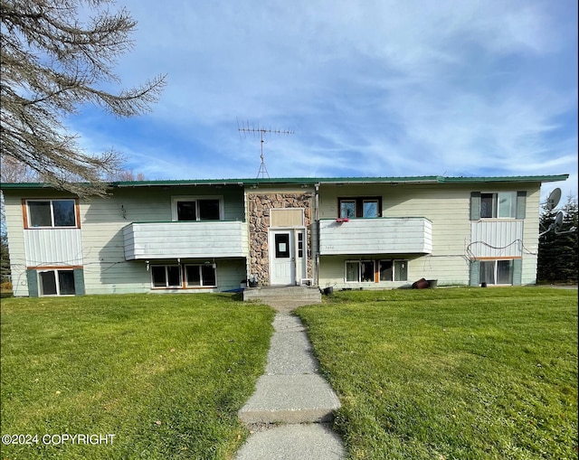 view of front of home with a front lawn