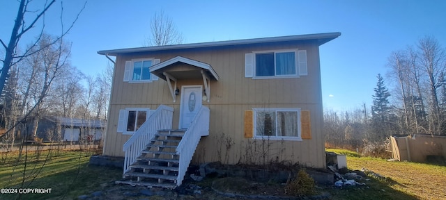 view of front of house with a front lawn