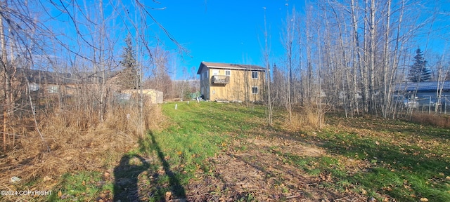 view of yard with a shed