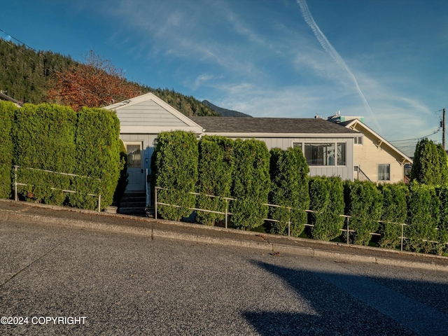 view of front facade featuring a mountain view