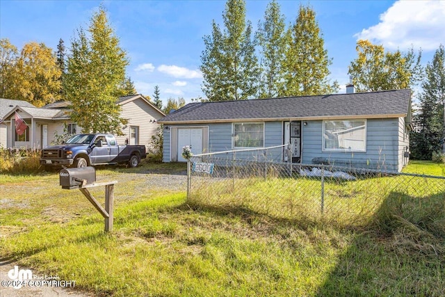 view of front of property featuring a front lawn