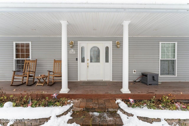 property entrance featuring a porch