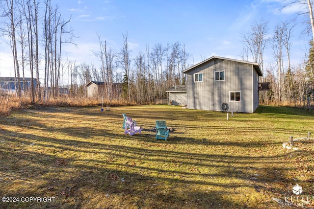 view of yard featuring an outbuilding