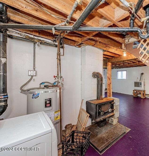 basement with washer / clothes dryer and water heater