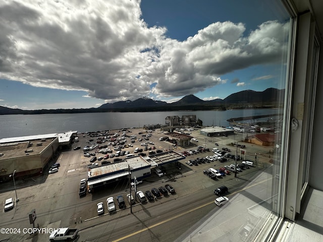 water view with a mountain view