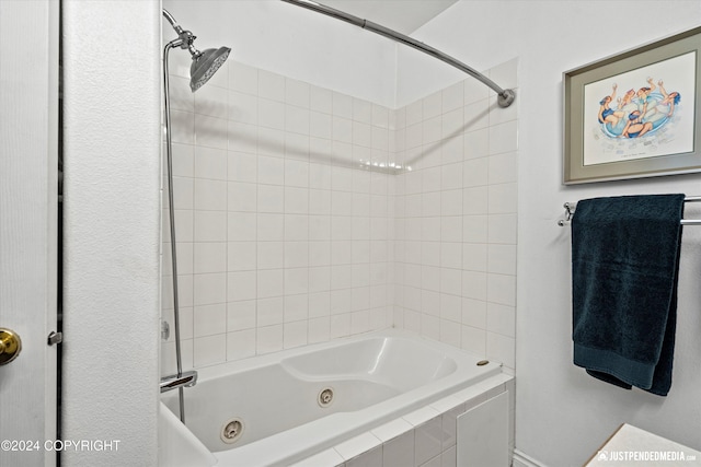 bathroom with tiled shower / bath combo