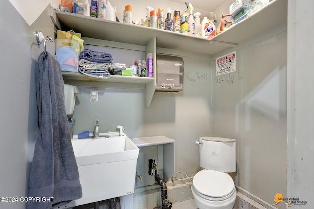 bathroom featuring toilet and sink