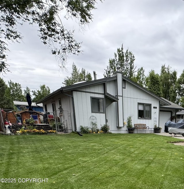 view of front facade featuring a garage and a front yard