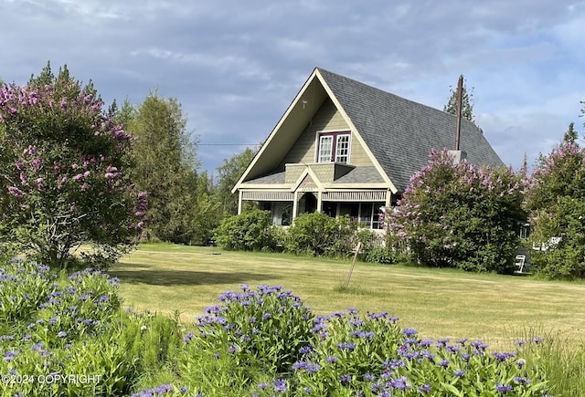 view of front of property with a front yard