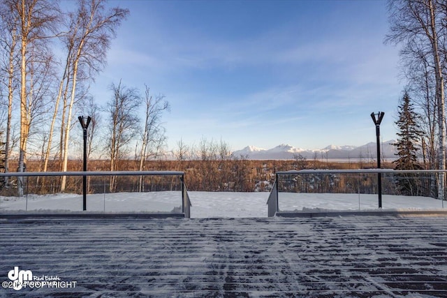 view of yard featuring a mountain view