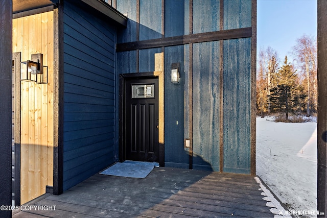 property entrance featuring a wooden deck