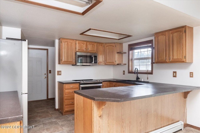 kitchen featuring kitchen peninsula, a breakfast bar, stainless steel appliances, and sink