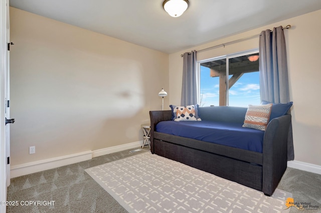 living area featuring carpet and baseboards