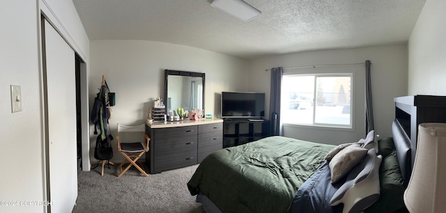 bedroom featuring carpet flooring, a textured ceiling, vaulted ceiling, and a closet