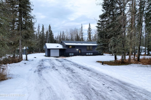 view of front facade featuring a garage