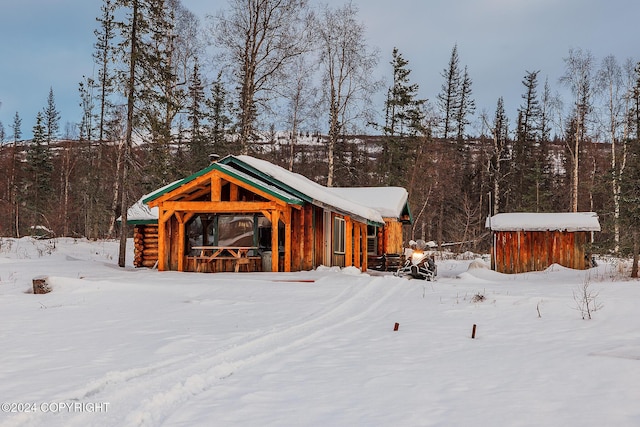 view of front of property featuring an outbuilding