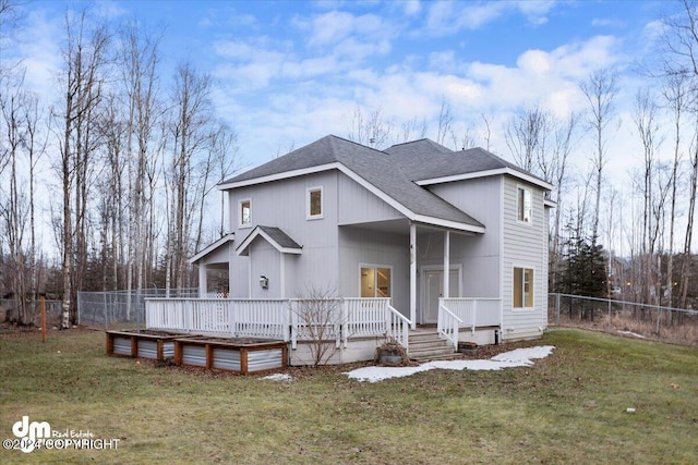 view of front of house featuring a wooden deck and a front lawn