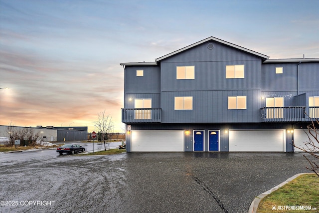 view of front facade featuring a garage