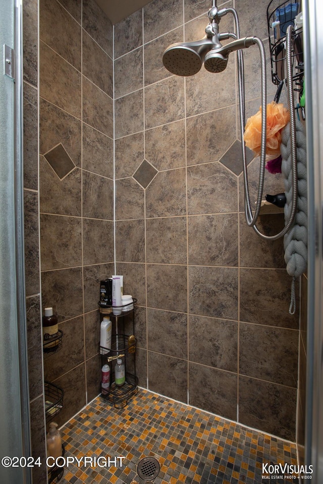 bathroom featuring a tile shower