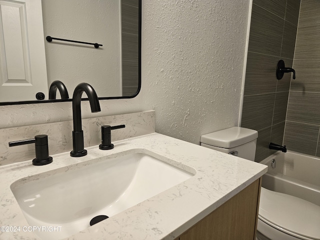 full bathroom with vanity, toilet, and tiled shower / bath