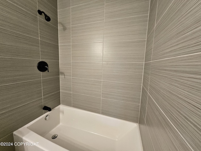 bathroom with tiled shower / bath combo