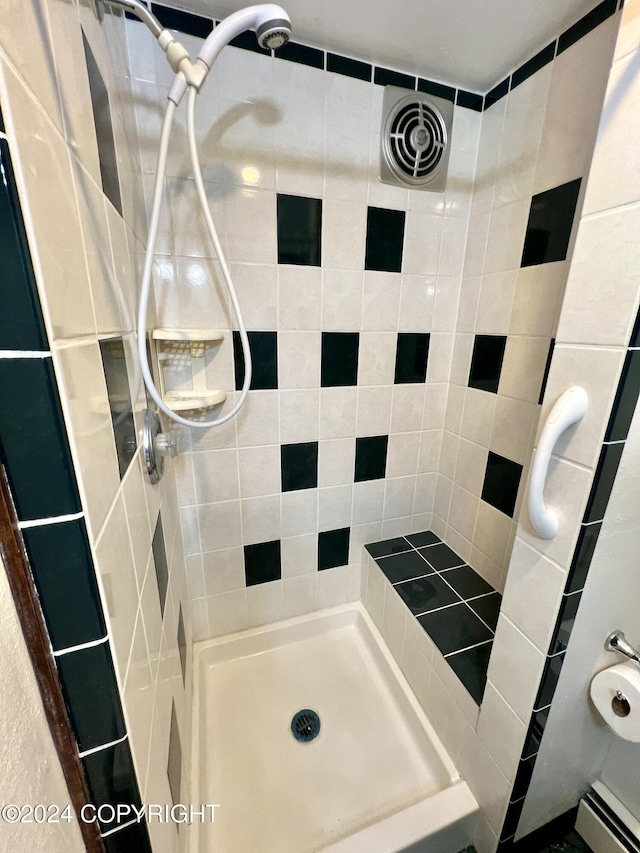 bathroom featuring tiled shower