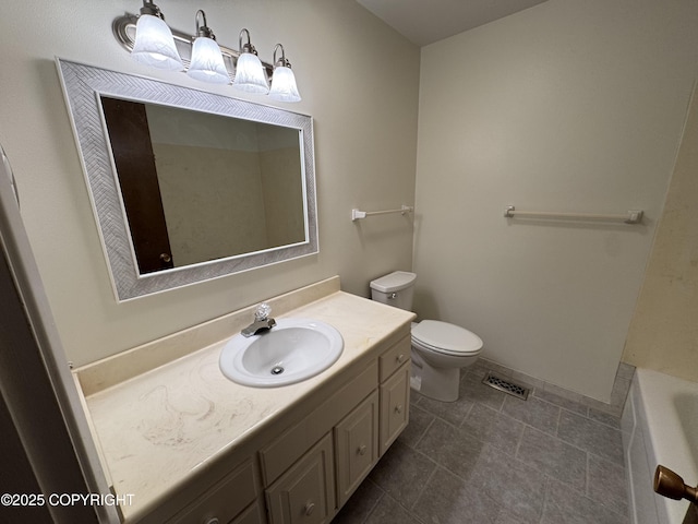 full bath featuring visible vents, baseboards, toilet, a bathtub, and vanity