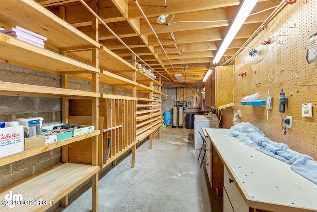 storage with washer / clothes dryer