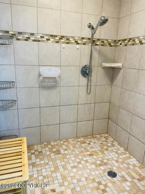 bathroom featuring a tile shower